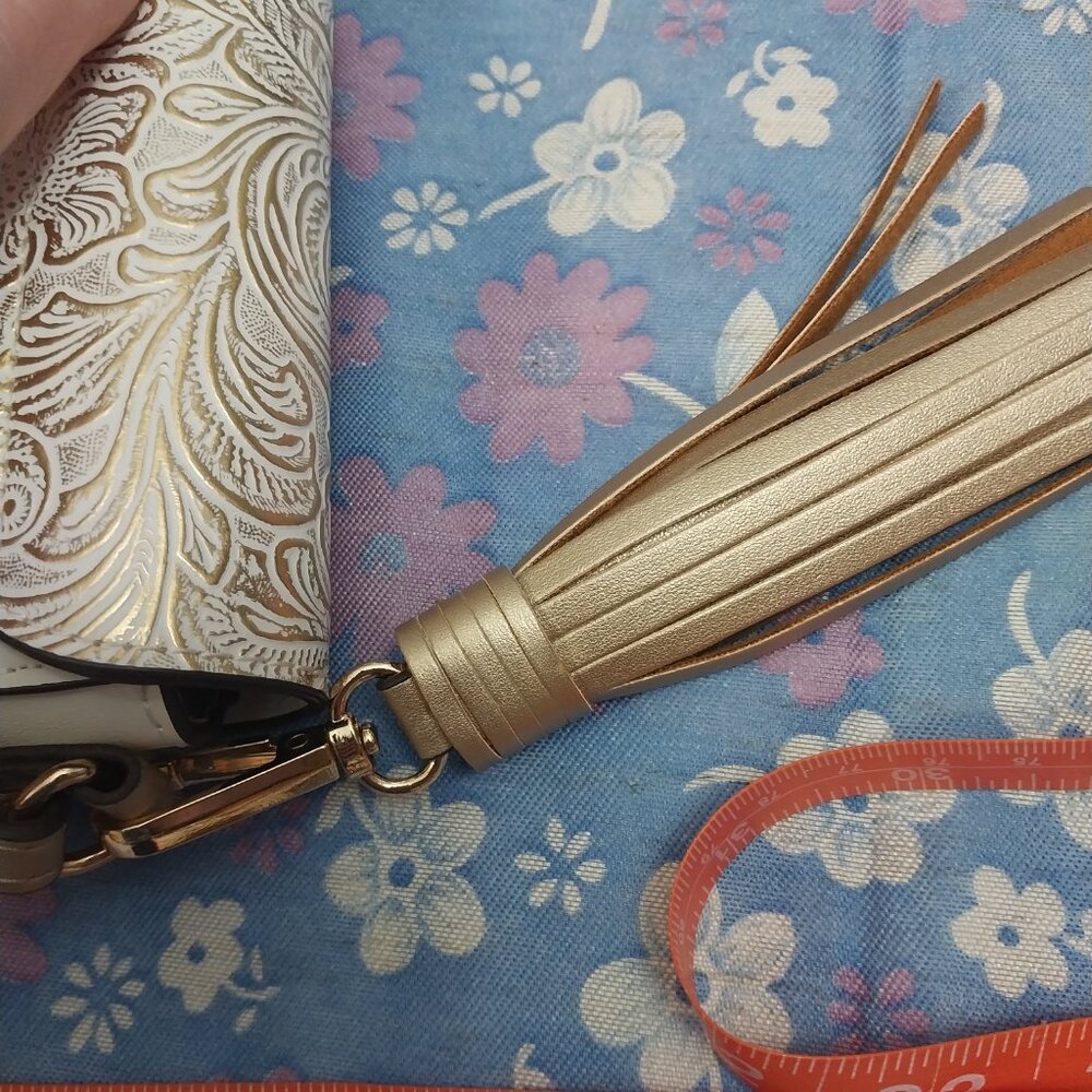 3106 Small Cato Crossbody Purse Bag in Gold and Cream. - Picture 4 of 12